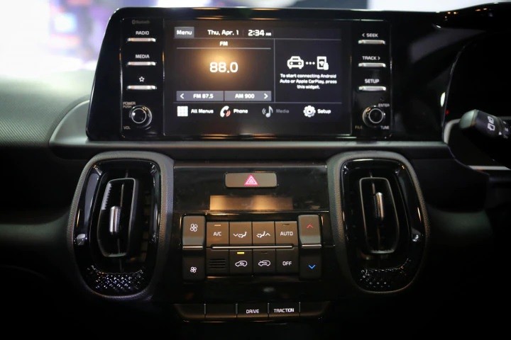 Kia Sonet 7 chỗ được trang bị màn hình thông tin giải trí 10,25 inch thay vì 8 inch như bản 5 chỗ